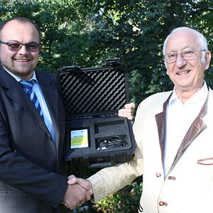 Dr. Andreas Schiff (CEO of ICS Ltd., on the right) symbolically forwards the complete rights for development and marketing
