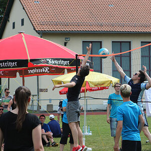 Voller Einsatz: Beim jährlichen Sportfest der Firma Indu-Sol ist das Volleyballturnier traditionell der sportliche Höhepunkt. Nicht nur die Mitarbeiter, sondern auch die Angehörigen sind hier aktiv dabei.
