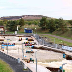 Launige Abendveranstaltung: Rafting und Drachenboot fahren