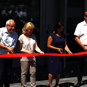 Ceremonial opening: The Indu-Sol founders and today's managing directors Karl-Heinz Richter (left, with his wife Marion) and René Heidl (right, with his wife Yvonne) cut the opening ribbon and thus symbolically open the extension building.
